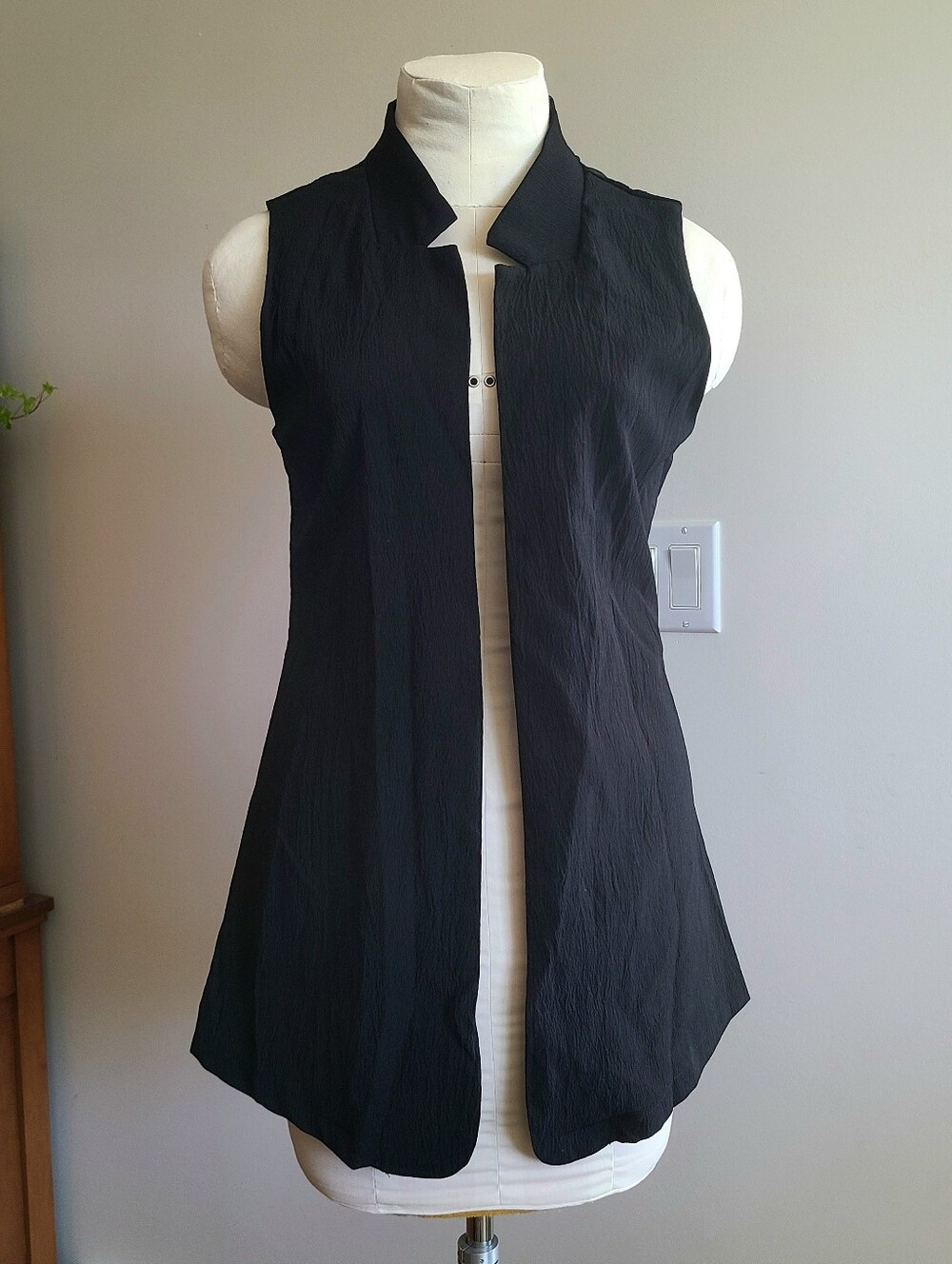 Long Black Sleeveless Vest - Picture 1 of 10